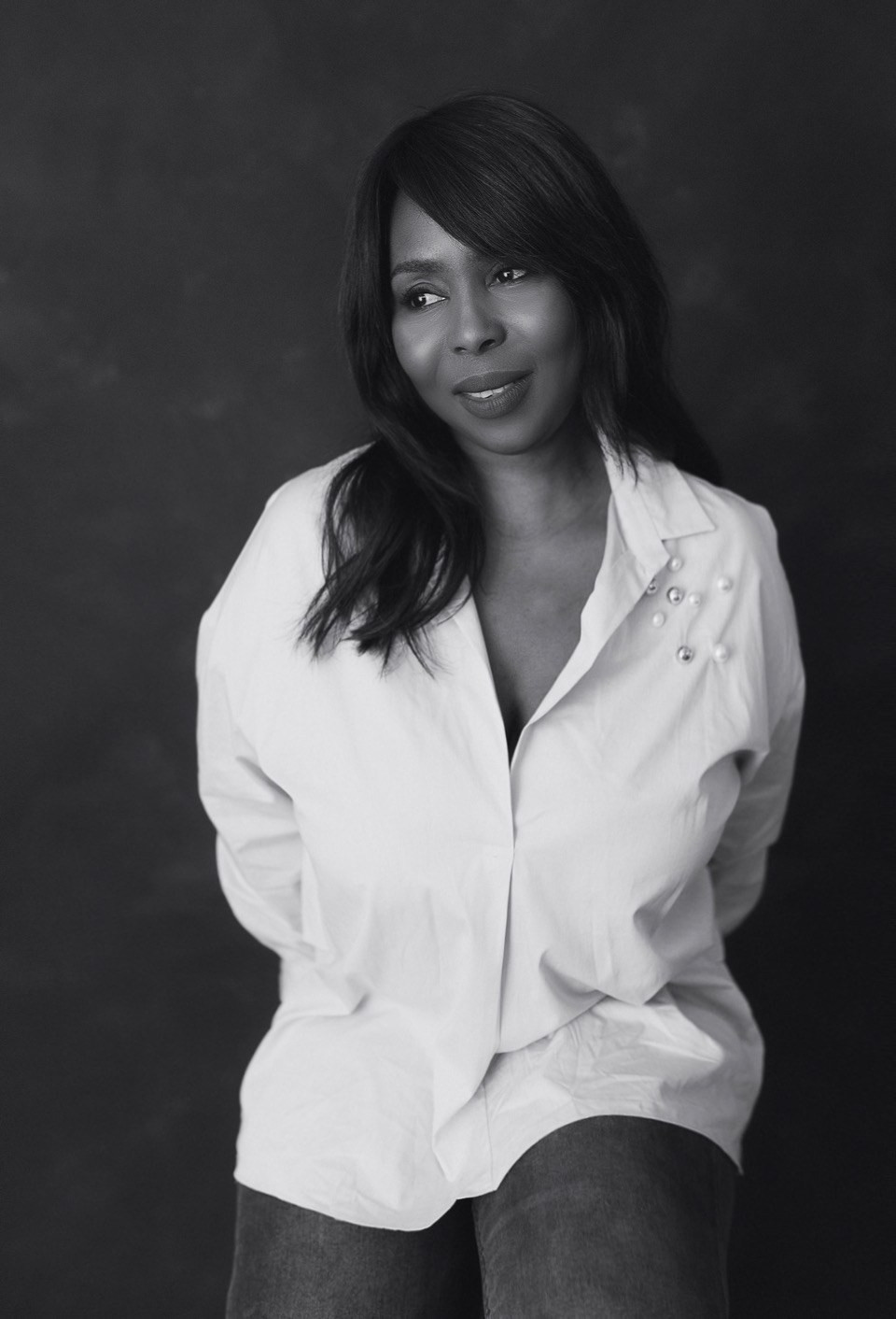 Portrait en noir et blanc de la fondatrice en chemise blanche